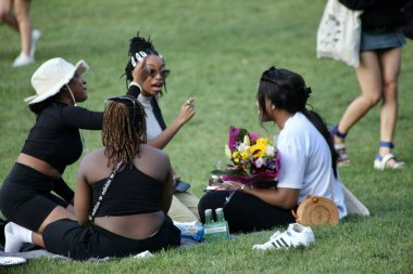 Anma Günü 2023 Central Park Çayırı 'nda kutlandı. 27 Mayıs 2023, New York, ABD: New Yorklular ve sevdikleri New York City Central Park Bahçesi 'nde hafta sonu piknik, yemek, müzik, aşk, oyunlar eşliğinde kutlanır. 