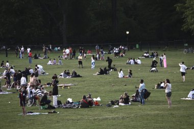 Anma Günü 2023 Central Park Çayırı 'nda kutlandı. 27 Mayıs 2023, New York, ABD: New Yorklular ve sevdikleri New York City Central Park Bahçesi 'nde hafta sonu piknik, yemek, müzik, aşk, oyunlar eşliğinde kutlanır. 