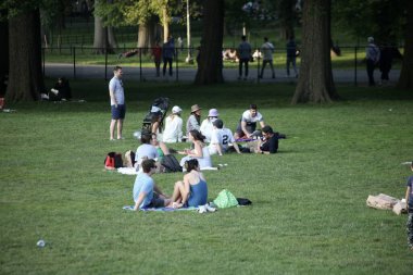 Anma Günü 2023 Central Park Çayırı 'nda kutlandı. 27 Mayıs 2023, New York, ABD: New Yorklular ve sevdikleri New York City Central Park Bahçesi 'nde hafta sonu piknik, yemek, müzik, aşk, oyunlar eşliğinde kutlanır. 