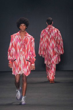 SPFW N55: Rafael Caetano Marka Yürüyüşü. 26 Mayıs 2023, Sao Paulo, Brezilya: SPFW N53 - Rafael Caetano moda gösterisi, SPFW-N55 sırasında, 26 Mayıs Cuma günü Sao Paulo 'da Senac Lapa Faustolo' da düzenlenen bir podyumda). 