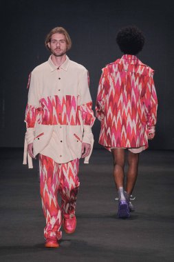 SPFW N55: Rafael Caetano Marka Yürüyüşü. 26 Mayıs 2023, Sao Paulo, Brezilya: SPFW N53 - Rafael Caetano moda gösterisi, SPFW-N55 sırasında, 26 Mayıs Cuma günü Sao Paulo 'da Senac Lapa Faustolo' da düzenlenen bir podyumda). 