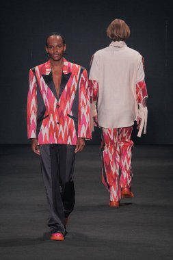 SPFW N55: Rafael Caetano Marka Yürüyüşü. 26 Mayıs 2023, Sao Paulo, Brezilya: SPFW N53 - Rafael Caetano moda gösterisi, SPFW-N55 sırasında, 26 Mayıs Cuma günü Sao Paulo 'da Senac Lapa Faustolo' da düzenlenen bir podyumda). 