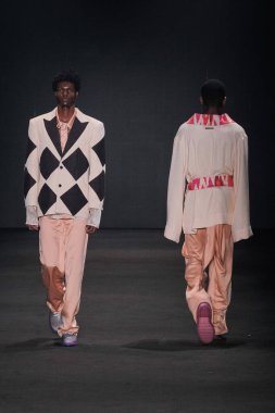 SPFW N55: Rafael Caetano Marka Yürüyüşü. 26 Mayıs 2023, Sao Paulo, Brezilya: SPFW N53 - Rafael Caetano moda gösterisi, SPFW-N55 sırasında, 26 Mayıs Cuma günü Sao Paulo 'da Senac Lapa Faustolo' da düzenlenen bir podyumda). 