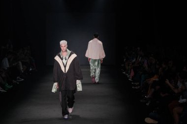 SPFW N55: Rafael Caetano Marka Yürüyüşü. 26 Mayıs 2023, Sao Paulo, Brezilya: SPFW N53 - Rafael Caetano moda gösterisi, SPFW-N55 sırasında, 26 Mayıs Cuma günü Sao Paulo 'da Senac Lapa Faustolo' da düzenlenen bir podyumda). 