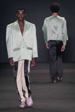SPFW N55: Rafael Caetano Marka Yürüyüşü. 26 Mayıs 2023, Sao Paulo, Brezilya: SPFW N53 - Rafael Caetano moda gösterisi, SPFW-N55 sırasında, 26 Mayıs Cuma günü Sao Paulo 'da Senac Lapa Faustolo' da düzenlenen bir podyumda). 