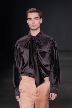 SPFW N55: Rafael Caetano Marka Yürüyüşü. 26 Mayıs 2023, Sao Paulo, Brezilya: SPFW N53 - Rafael Caetano moda gösterisi, SPFW-N55 sırasında, 26 Mayıs Cuma günü Sao Paulo 'da Senac Lapa Faustolo' da düzenlenen bir podyumda). 