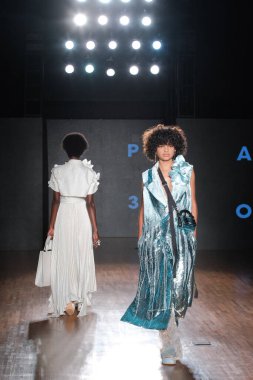 SPFW N55: Catwalk Apartamento 03. 26 Mayıs 2023, Sao Paulo, Brezilya: Apartamento 03 Kulis, SPFW-N55 sırasında, Sao Paulo 'daki Shopping Iguatemi' de 26 Mayıs Cuma günü düzenlenen podyumda).