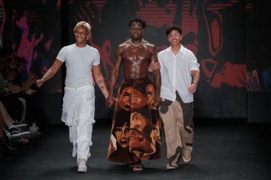 SPFW N55: Dendezeiro Geçidi. 26 Mayıs 2023, Sao Paulo, Brezilya: SPFW N55 2023, 26 Cuma günü Sao Paulo 'nun doğusundaki Mooca Park' taki Komplexo Tempo 'da Dendezeiro markası geçit töreni.)