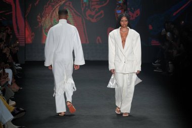 SPFW N55: Dendezeiro Geçidi. 26 Mayıs 2023, Sao Paulo, Brezilya: SPFW N55 2023, 26 Cuma günü Sao Paulo 'nun doğusundaki Mooca Park' taki Komplexo Tempo 'da Dendezeiro markası geçit töreni.)