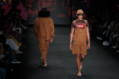 SPFW N55: Dendezeiro Geçidi. 26 Mayıs 2023, Sao Paulo, Brezilya: SPFW N55 2023, 26 Cuma günü Sao Paulo 'nun doğusundaki Mooca Park' taki Komplexo Tempo 'da Dendezeiro markası geçit töreni.)