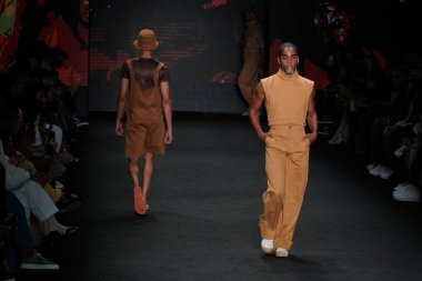 SPFW N55: Dendezeiro Geçidi. 26 Mayıs 2023, Sao Paulo, Brezilya: SPFW N55 2023, 26 Cuma günü Sao Paulo 'nun doğusundaki Mooca Park' taki Komplexo Tempo 'da Dendezeiro markası geçit töreni.)