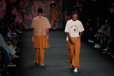 SPFW N55: Dendezeiro Geçidi. 26 Mayıs 2023, Sao Paulo, Brezilya: SPFW N55 2023, 26 Cuma günü Sao Paulo 'nun doğusundaki Mooca Park' taki Komplexo Tempo 'da Dendezeiro markası geçit töreni.)
