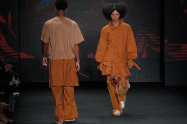 SPFW N55: Dendezeiro Geçidi. 26 Mayıs 2023, Sao Paulo, Brezilya: SPFW N55 2023, 26 Cuma günü Sao Paulo 'nun doğusundaki Mooca Park' taki Komplexo Tempo 'da Dendezeiro markası geçit töreni.)