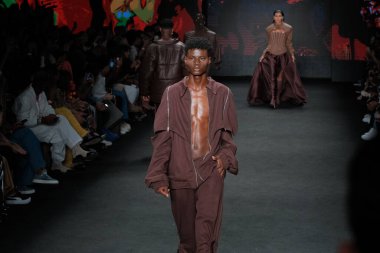 SPFW N55: Dendezeiro Geçidi. 26 Mayıs 2023, Sao Paulo, Brezilya: SPFW N55 2023, 26 Cuma günü Sao Paulo 'nun doğusundaki Mooca Park' taki Komplexo Tempo 'da Dendezeiro markası geçit töreni.)