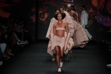 SPFW N55: Dendezeiro Geçidi. 26 Mayıs 2023, Sao Paulo, Brezilya: SPFW N55 2023, 26 Cuma günü Sao Paulo 'nun doğusundaki Mooca Park' taki Komplexo Tempo 'da Dendezeiro markası geçit töreni.)