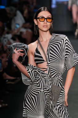 SPFW N55 : The Paradise Parade. 26 Mayıs 2023, Sao Paulo, Brezilya: SPFW N55 2023, Cuma günü Sao Paulo 'nun doğusundaki Mooca Park' ta The Paradise geçit törenini gösteriyor.).