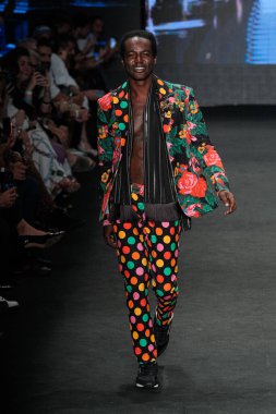 SPFW N55 : The Paradise Parade. 26 Mayıs 2023, Sao Paulo, Brezilya: SPFW N55 2023, Cuma günü Sao Paulo 'nun doğusundaki Mooca Park' ta The Paradise geçit törenini gösteriyor.).