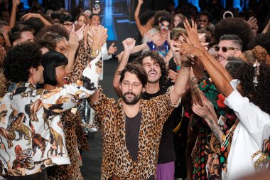 SPFW N55 : The Paradise Parade. 26 Mayıs 2023, Sao Paulo, Brezilya: SPFW N55 2023, Cuma günü Sao Paulo 'nun doğusundaki Mooca Park' ta The Paradise geçit törenini gösteriyor.).