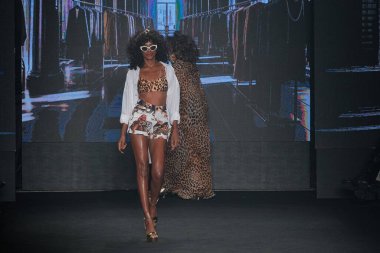 (SPFW N55: The Paradise Parade. 26 Mayıs 2023, Sao Paulo, Brezilya: SPFW N55 2023 The Paradise Parade of Led markası, Mooca Park, Sao Paulo 'nun doğusundaki Komplexo Tempo' da 26 Mayıs Cuma günü. Fotoğraf: Rodrigo Moraes / Thenews2 (Fotoğraf: Rodrigo Moraes / Thenews2 / De