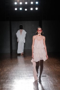 SPFW N55: Marina Bitu Geçidi. 27 Mayıs 2023, Sao Paulo, Brezilya: Marina Bitu moda gösterisi SPFW-N55 sırasında, Sao Paulo 'daki Alışveriş Iguatemi' de 27 Cumartesi günü düzenlenen podyumda). 