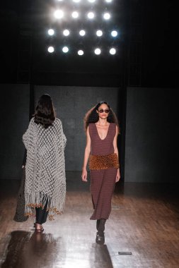 SPFW N55: Marina Bitu Geçidi. 27 Mayıs 2023, Sao Paulo, Brezilya: Marina Bitu moda gösterisi SPFW-N55 sırasında, Sao Paulo 'daki Alışveriş Iguatemi' de 27 Cumartesi günü düzenlenen podyumda). 