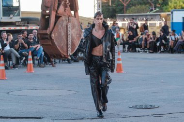 SPFW N55: Forca Stüdyo Geçidi. 27 Mayıs 2023, Sao Paulo, Brezilya: Forca Studio defilesi, SPFW-N55 sırasında, Sao Paulo 'nun doğu tarafındaki Setefer Çelik Ürünleri dağıtımcısında 27 Mayıs Cumartesi günü kuruldu.).