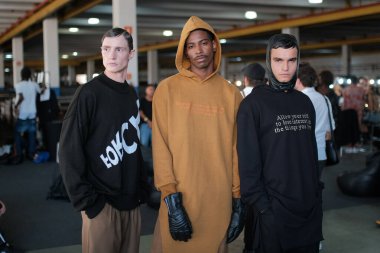 SPFW N55: Forca Stüdyosu Kulis. 27 Mayıs 2023, Sao Paulo, Brezilya: SPFW-N55 sırasında, Sao Paulo 'nun doğusundaki Setefer Çelik Ürünleri dağıtımcılığında sahne arkası Forca Stüdyosu defilesi (27)). 