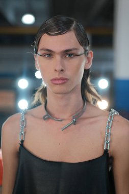 SPFW N55: Forca Stüdyosu Kulis. 27 Mayıs 2023, Sao Paulo, Brezilya: SPFW-N55 sırasında, Sao Paulo 'nun doğusundaki Setefer Çelik Ürünleri dağıtımcılığında sahne arkası Forca Stüdyosu defilesi (27)). 