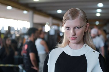 SPFW N55: Forca Stüdyosu Kulis. 27 Mayıs 2023, Sao Paulo, Brezilya: SPFW-N55 sırasında, Sao Paulo 'nun doğusundaki Setefer Çelik Ürünleri dağıtımcılığında sahne arkası Forca Stüdyosu defilesi (27)). 