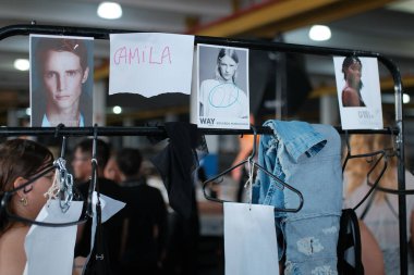 SPFW N55: Forca Stüdyosu Kulis. 27 Mayıs 2023, Sao Paulo, Brezilya: SPFW-N55 sırasında, Sao Paulo 'nun doğusundaki Setefer Çelik Ürünleri dağıtımcılığında sahne arkası Forca Stüdyosu defilesi (27)). 
