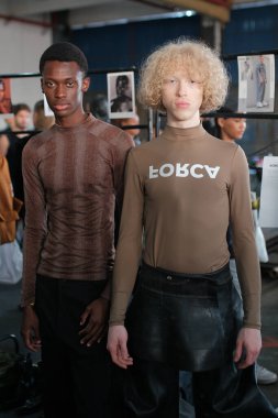 SPFW N55: Forca Stüdyosu Kulis. 27 Mayıs 2023, Sao Paulo, Brezilya: SPFW-N55 sırasında, Sao Paulo 'nun doğusundaki Setefer Çelik Ürünleri dağıtımcılığında sahne arkası Forca Stüdyosu defilesi (27)). 