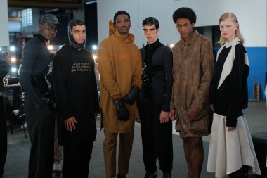 SPFW N55: Forca Stüdyosu Kulis. 27 Mayıs 2023, Sao Paulo, Brezilya: SPFW-N55 sırasında, Sao Paulo 'nun doğusundaki Setefer Çelik Ürünleri dağıtımcılığında sahne arkası Forca Stüdyosu defilesi (27)). 