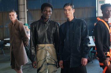 SPFW N55: Forca Stüdyosu Kulis. 27 Mayıs 2023, Sao Paulo, Brezilya: SPFW-N55 sırasında, Sao Paulo 'nun doğusundaki Setefer Çelik Ürünleri dağıtımcılığında sahne arkası Forca Stüdyosu defilesi (27)). 