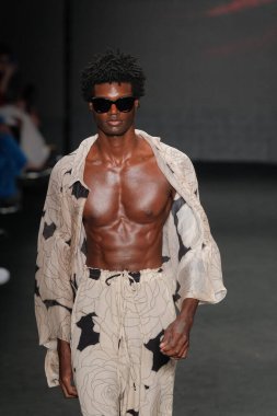 SPFW N55: Santa Resistencia Parade. 27 Mayıs 2023, Sao Paulo, Brezilya: SPFW N55 2023, Cumartesi günü Sao Paulo 'nun doğusundaki Mooca Park' taki Komplexo Tempo 'da Santa Resistencia geçit törenini gösteriyor.).