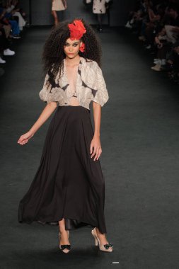 SPFW N55: Santa Resistencia Parade. 27 Mayıs 2023, Sao Paulo, Brezilya: SPFW N55 2023, Cumartesi günü Sao Paulo 'nun doğusundaki Mooca Park' taki Komplexo Tempo 'da Santa Resistencia geçit törenini gösteriyor.).