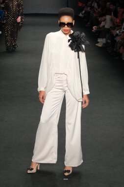 SPFW N55: Santa Resistencia Parade. 27 Mayıs 2023, Sao Paulo, Brezilya: SPFW N55 2023, Cumartesi günü Sao Paulo 'nun doğusundaki Mooca Park' taki Komplexo Tempo 'da Santa Resistencia geçit törenini gösteriyor.).