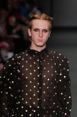 SPFW N55: Santa Resistencia Parade. 27 Mayıs 2023, Sao Paulo, Brezilya: SPFW N55 2023, Cumartesi günü Sao Paulo 'nun doğusundaki Mooca Park' taki Komplexo Tempo 'da Santa Resistencia geçit törenini gösteriyor.).