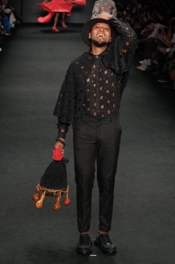 SPFW N55: Santa Resistencia Parade. 27 Mayıs 2023, Sao Paulo, Brezilya: SPFW N55 2023, Cumartesi günü Sao Paulo 'nun doğusundaki Mooca Park' taki Komplexo Tempo 'da Santa Resistencia geçit törenini gösteriyor.).