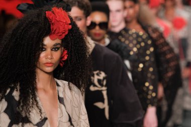 SPFW N55: Santa Resistencia Parade. 27 Mayıs 2023, Sao Paulo, Brezilya: SPFW N55 2023, Cumartesi günü Sao Paulo 'nun doğusundaki Mooca Park' taki Komplexo Tempo 'da Santa Resistencia geçit törenini gösteriyor.).