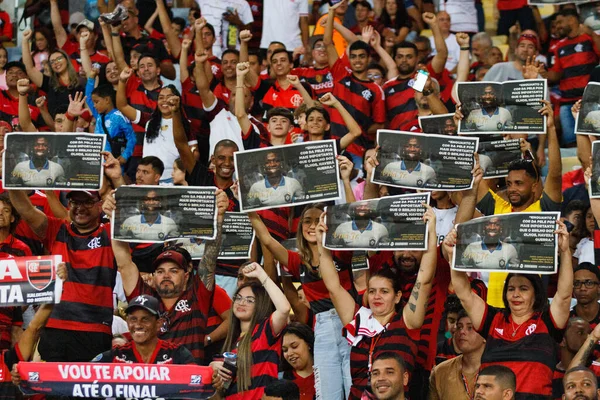 巴西足球锦标赛 弗拉门戈对克鲁斯罗 2023年5月27日 巴西里约热内卢 足球运动员和技术委员会及球迷向在西班牙拉里加遭受种族主义的皇家马德里足球运动员Vinicius Junior致敬 — 图库照片