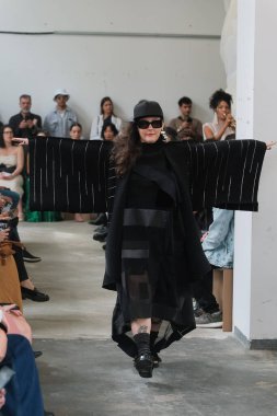 SPFW N55: Fernanda Yamamoto Geçidi. 27 Mayıs 2023, Sao Paulo, Brezilya: SPFW N55 2023 Fernanda Yamamoto moda gösterisi, SPFW-N55 sırasında, Sao Paulo şehir merkezindeki Virginia Binası 'nda 28 Pazar günü düzenlenen bir podyumda).