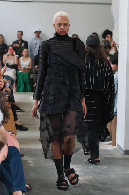 SPFW N55: Fernanda Yamamoto Geçidi. 27 Mayıs 2023, Sao Paulo, Brezilya: SPFW N55 2023 Fernanda Yamamoto moda gösterisi, SPFW-N55 sırasında, Sao Paulo şehir merkezindeki Virginia Binası 'nda 28 Pazar günü düzenlenen bir podyumda).