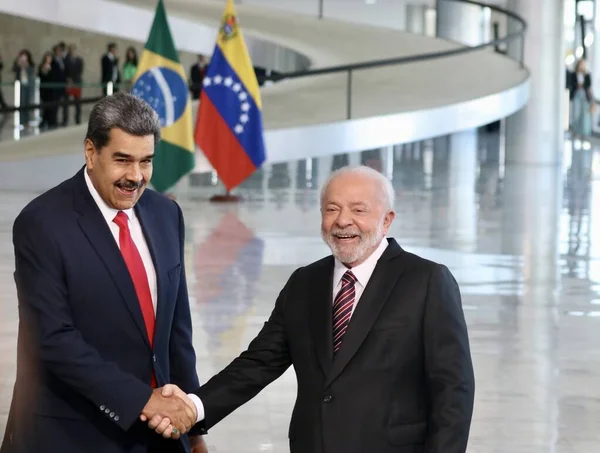 卢拉在巴西利亚接见了委内瑞拉总统马杜罗 2023年5月29日 巴西利亚 巴西联邦区 巴西总统路易斯 伊纳西奥 达席尔瓦接见了委内瑞拉玻利瓦尔共和国总统尼古拉 马杜罗 — 图库照片