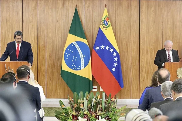 与委内瑞拉总统马杜罗举行新闻发布会 2023年5月29日 巴西利亚 巴西联邦区 委内瑞拉总统尼古拉斯 马杜罗在与巴西总统路易斯 伊纳西奥 达席尔瓦共同举行的新闻发布会上 — 图库照片