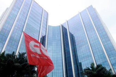 Petrobra çalışanları ve tankerler gösteri yapıyor. 30 Mayıs 2023. Rio de Janeiro, Brezilya: Petrobras çalışanları ve petrol işçileri, 30 Mayıs Salı günü Rio de Janeiro şehir merkezindeki merkez binası önünde gösteri yaptılar). 