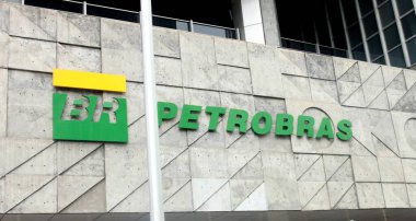 Petrobra çalışanları ve tankerler gösteri yapıyor. 30 Mayıs 2023. Rio de Janeiro, Brezilya: Petrobras çalışanları ve petrol işçileri, 30 Mayıs Salı günü Rio de Janeiro şehir merkezindeki merkez binası önünde gösteri yaptılar). 