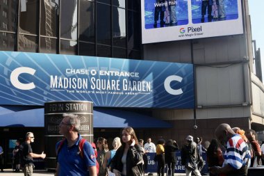 Paramore 'un canlı performansını izlemek için New York Madison Square Garden' da uzun bir hayran kuyruğu var. 30 Mayıs 2023, New York, ABD: Franklin, Tennessee 'li ünlü Amerikalı rock grubu, Paramore, Madison' da canlı performans sergiliyor. 