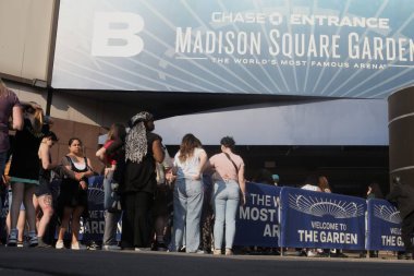 Paramore 'un canlı performansını izlemek için New York Madison Square Garden' da uzun bir hayran kuyruğu var. 30 Mayıs 2023, New York, ABD: Franklin, Tennessee 'li ünlü Amerikalı rock grubu, Paramore, Madison' da canlı performans sergiliyor. 