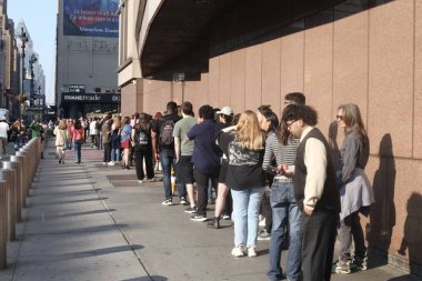 Paramore 'un canlı performansını izlemek için New York Madison Square Garden' da uzun bir hayran kuyruğu var. 30 Mayıs 2023, New York, ABD: Franklin, Tennessee 'li ünlü Amerikalı rock grubu, Paramore, Madison' da canlı performans sergiliyor. 
