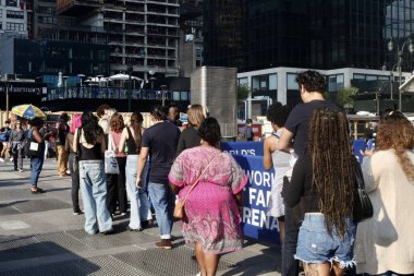 Paramore 'un canlı performansını izlemek için New York Madison Square Garden' da uzun bir hayran kuyruğu var. 30 Mayıs 2023, New York, ABD: Franklin, Tennessee 'li ünlü Amerikalı rock grubu, Paramore, Madison' da canlı performans sergiliyor. 